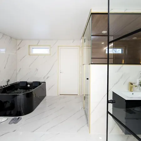 Modern With Jacuzzi And Sauna Vaasa